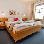 Gemuetliche Bergwiese, 2-raum, Separates Schlafzimmer, Schoenen Balkon Oder Terrasse, Komfort Ausstattung, Ruhige Suedlage, Kostenfrei Wlan Und Schoene Helle Sauna, Broetchenservice, Parkplatz, Hunde Auf Anfrage, E-tankstelle, Sonnenlag *