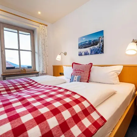 Gemuetliche Bergwiese, 2-raum, Separates Schlafzimmer, Schoenen Balkon Oder Terrasse, Komfort Ausstattung, Ruhige Suedlage, Kostenfrei Wlan Und Schoene Helle Sauna, Broetchenservice, Parkplatz, Hunde Auf Anfrage, E-tankstelle, Sonnenlag Apartamento *